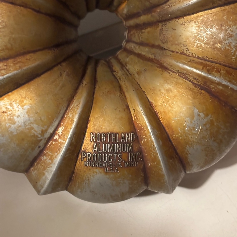 vintage Northland Aluminum Products cast aluminum Bundt pan - Picture 3 of 5